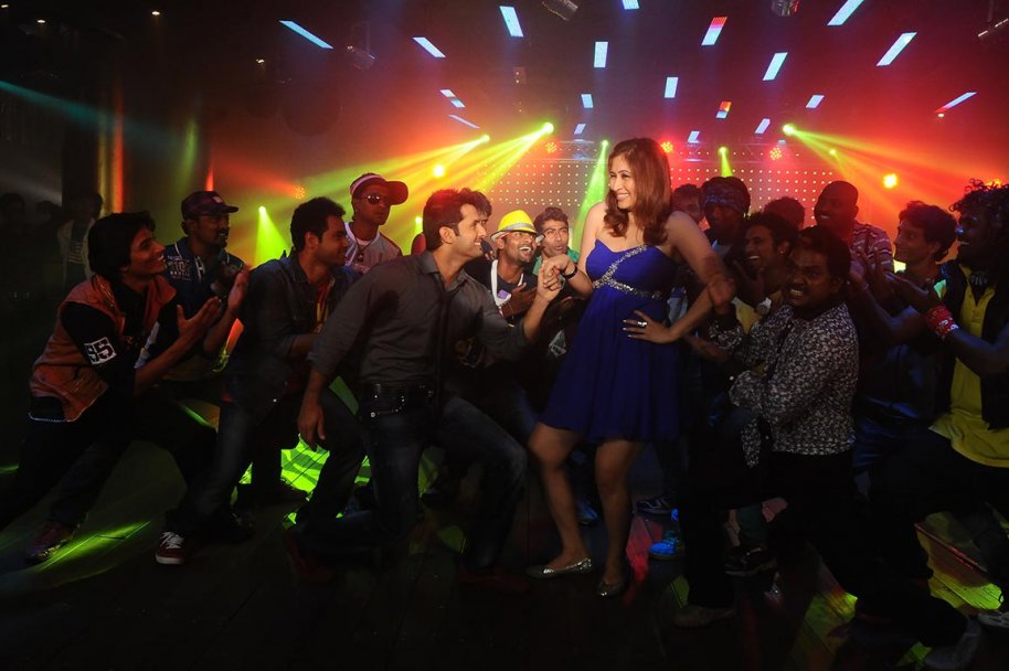 Gunde Jaari Gallanthayyinde